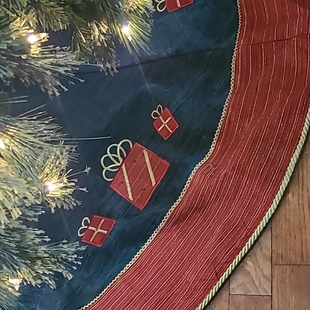 Tree skirt HOLIDAY GREEN‎ AND RED WITH GOLD ROPE TRIM CLASSY
